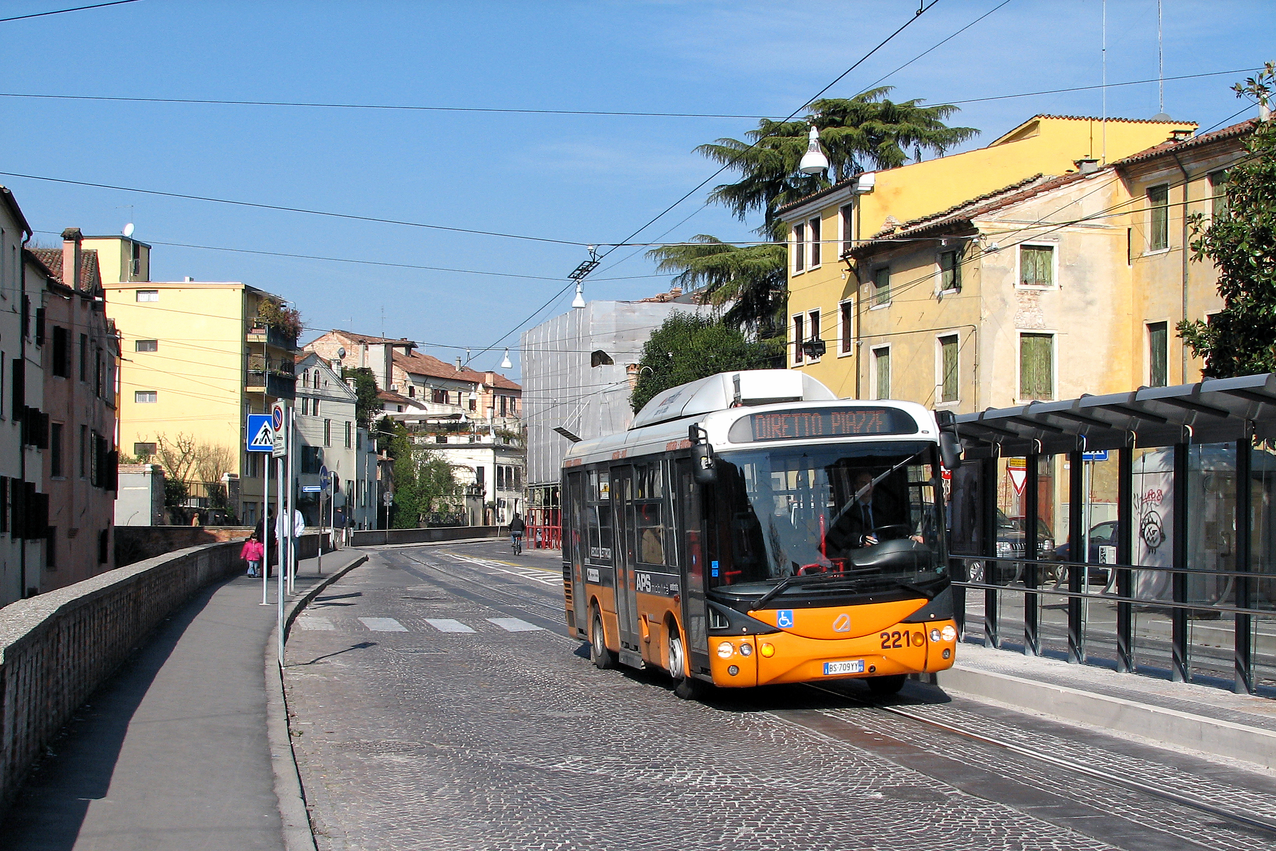 Town transport. Трамвай Италия. Общественный транспорт Италия. Городской транспорт. Автобус.