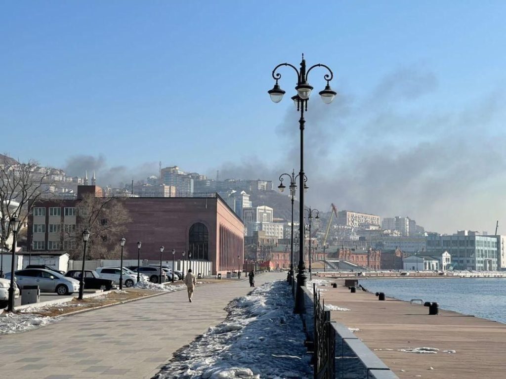 Зимний владивосток. Владивосток зимой. Набережная Владивосток зимой. Владивосток красивые места зимой. Владивосток зима фото.