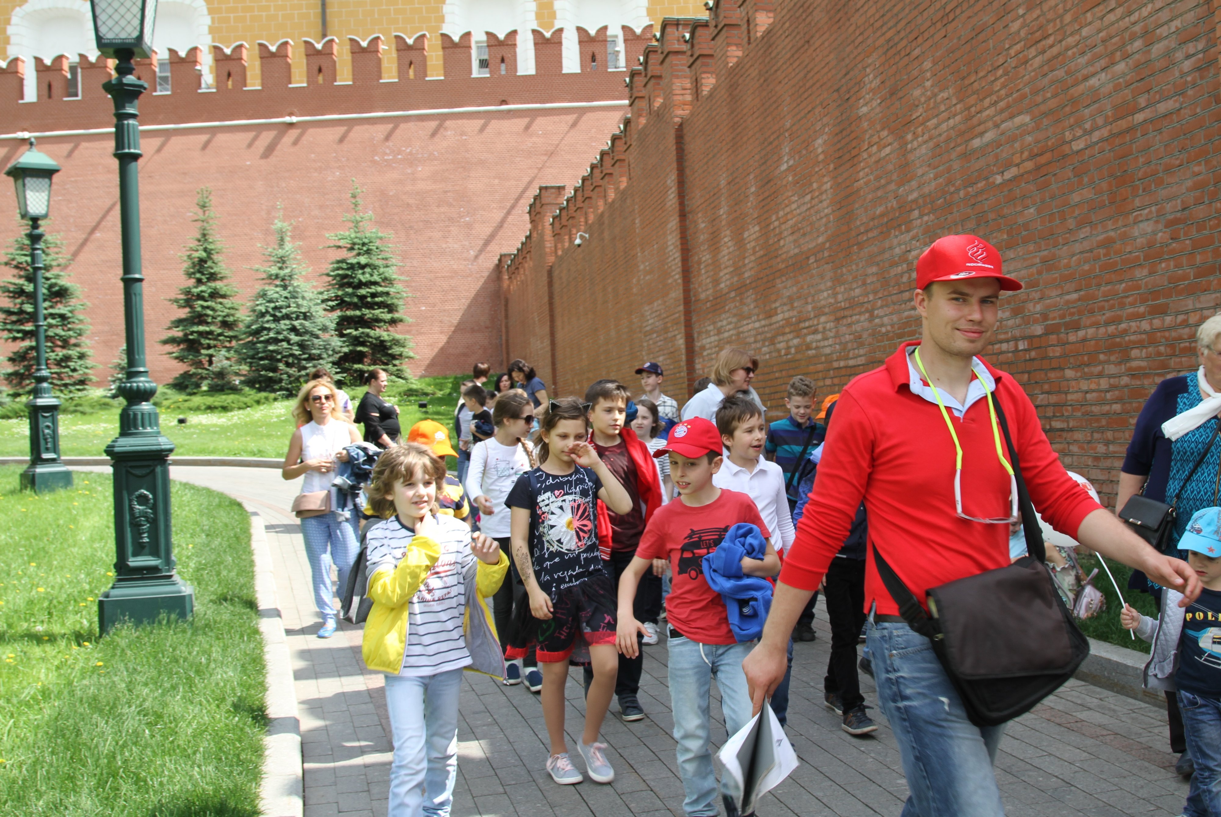 Экскурсия площадь. Экскурсоводы Московского Кремля. Экскурсия в Кремль. Пешая экскурсия. Экскурсовод на красной площади.