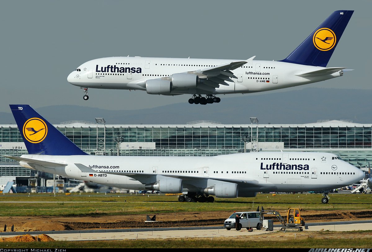 Значение слова аэробус. A380 и Boeing 737. Airbus a380 и Boeing 747. Боинг 747 и Аэробус а380. Boeing 747 vs Airbus a380.