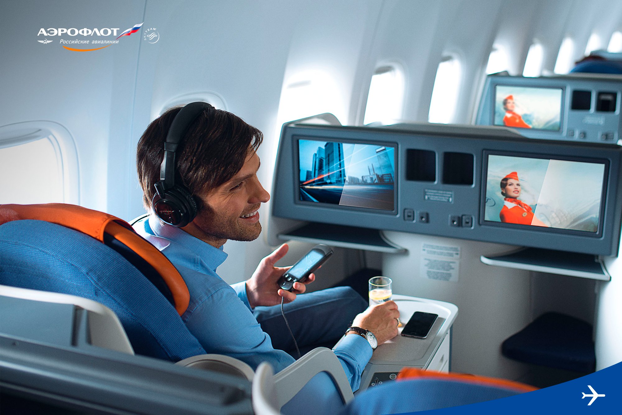 Сервис развлечения. Экран в самолете. Мультимедийная система в самолете. Аэрофлот пассажир бизнес класса. Монитор в самолете.