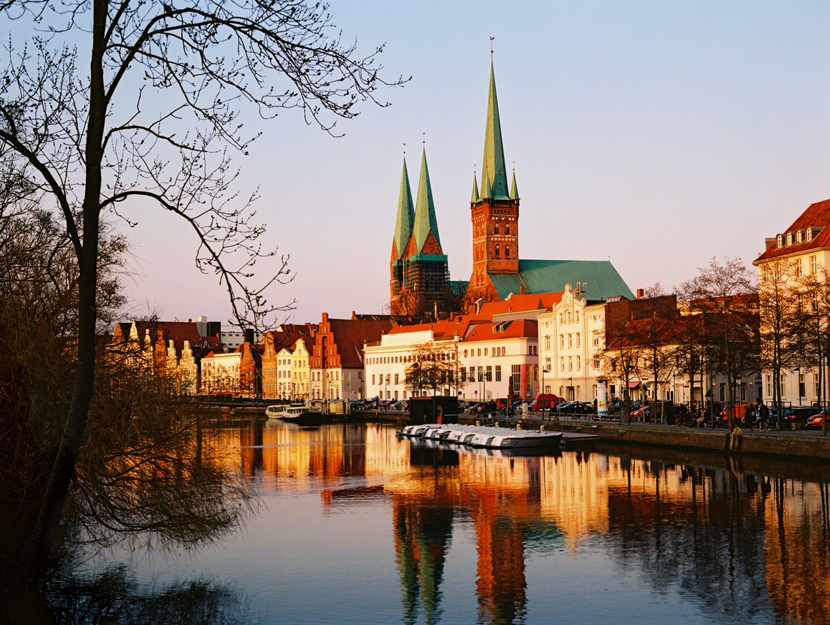 Northern germany. Любек. Любек осенью. Любек Lübeck Германия pbvjq. Ратуша города Любек.