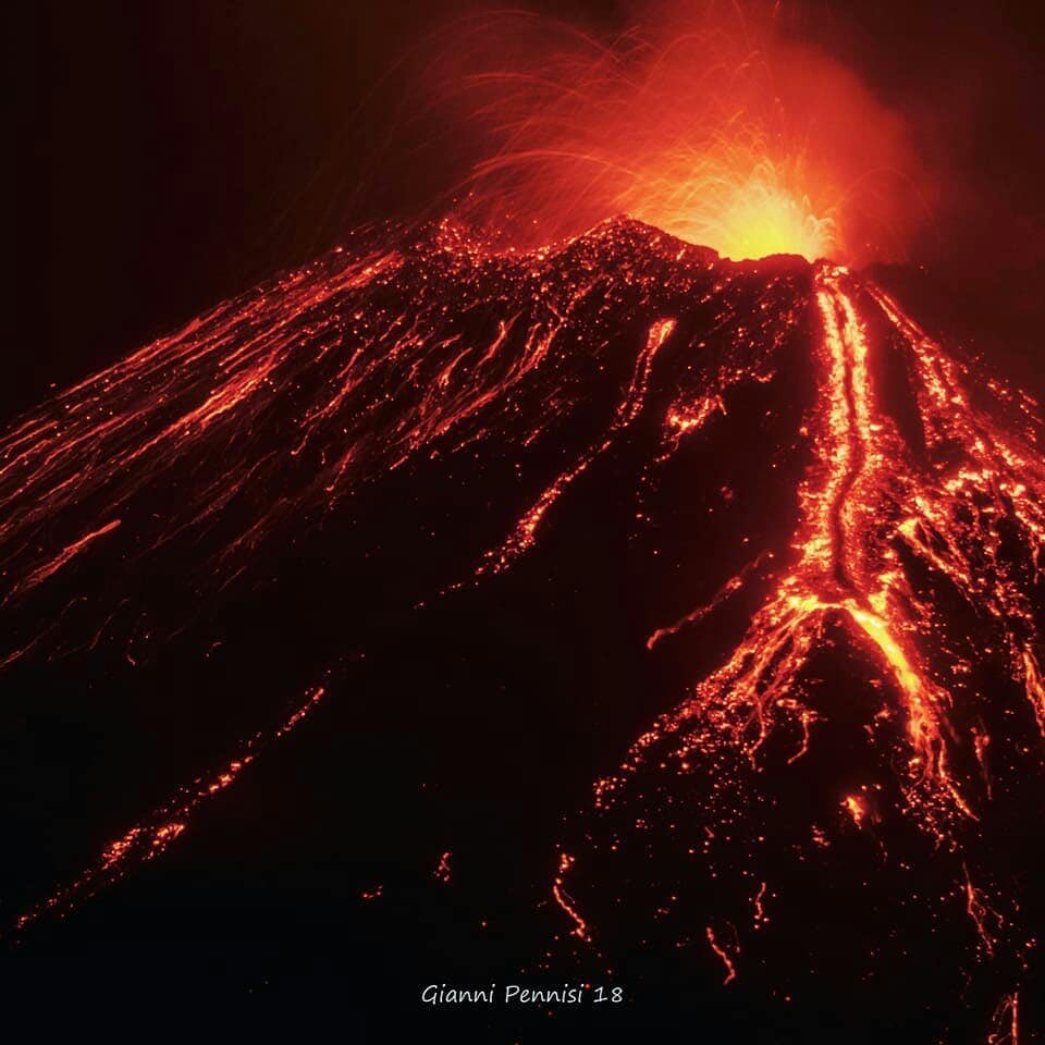 Вулкан россия vulkan. Вулкан Этна действующий. Самый высокий действующий вулкан Этна. Вулкан Килиманджаро извержение.