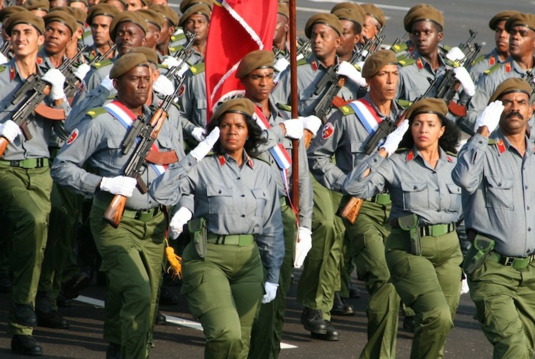 Кубинские военные. Военный парад Куба. Женщины в кубинской армии. Кубинская женская армия. Военная форма Кубы.