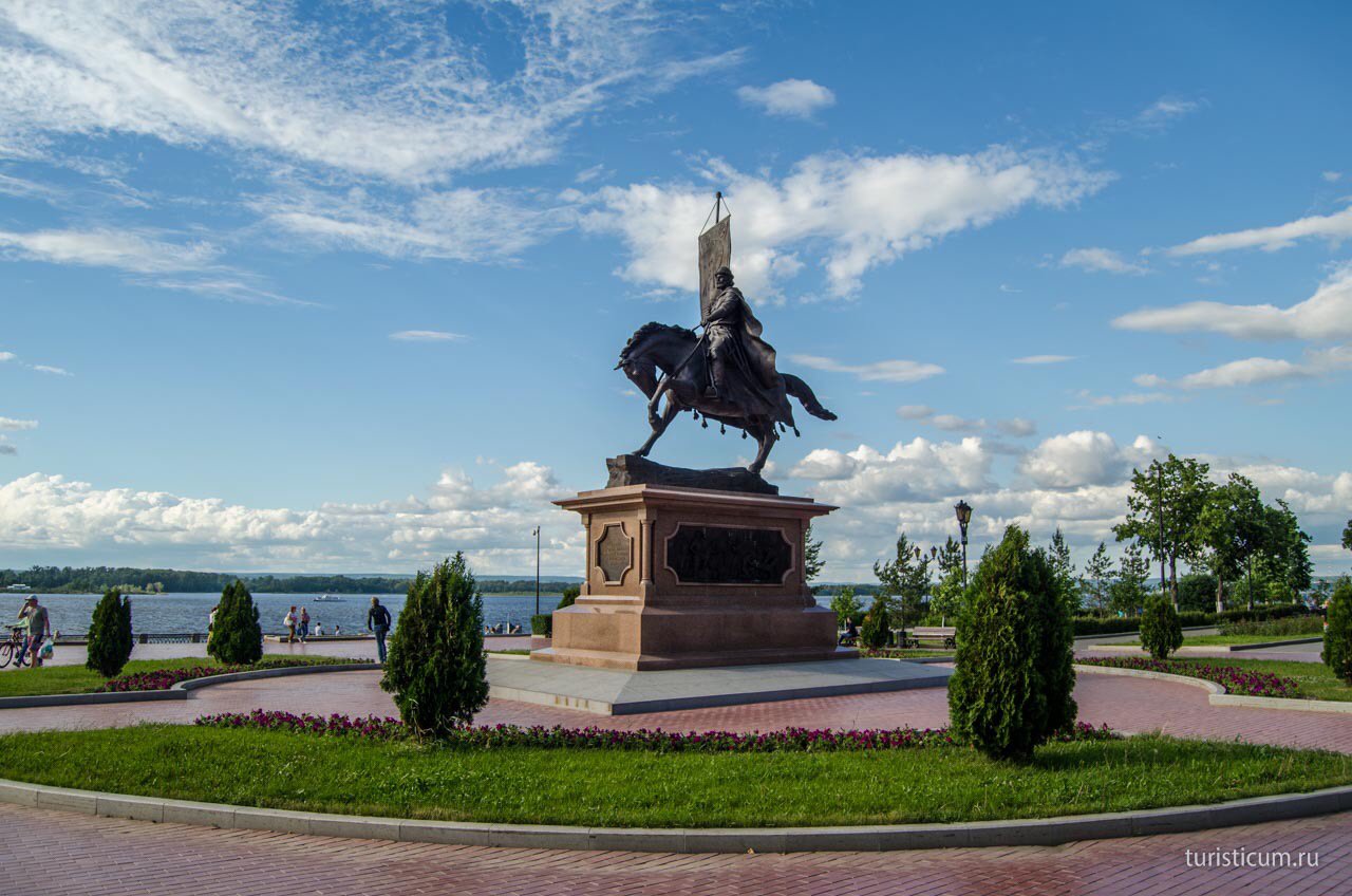 Назовите город и памятник. Памятник Засекину в Самаре на набережной. Самара памятникзасекину парк. Память памятнику Засекину в Самаре. Памятник Самара около набережной.