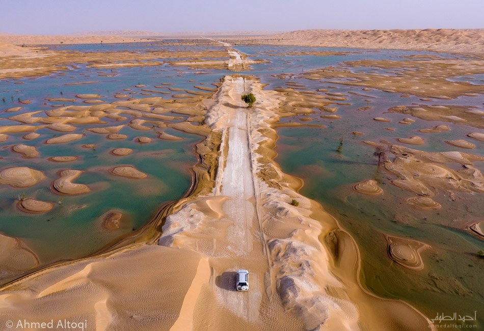 Реки саудовской аравии. Озеро в Саудовской Аравии. Река в пустыне. Саудовская Аравия пустыня.