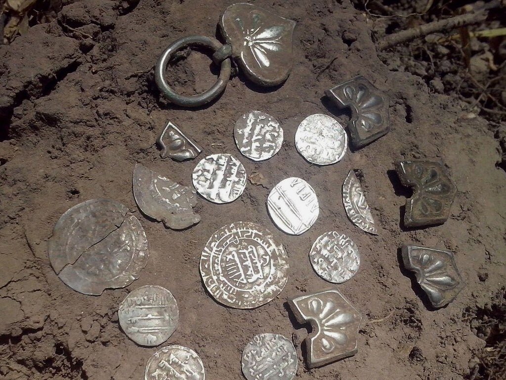 Археологи кладах. Раскопки клада. Клады древних монет. Необычный клад. Клад на участке.