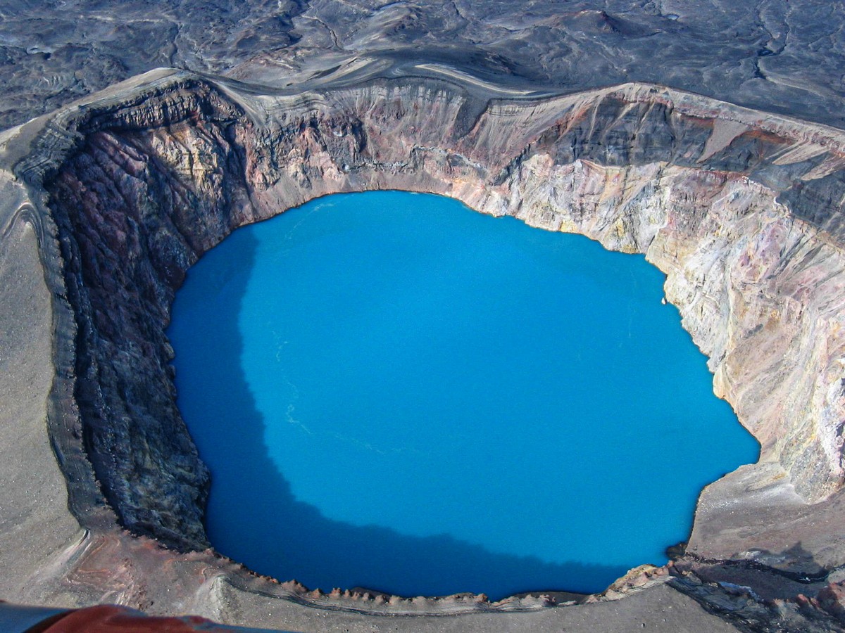 Озеро в вулкане камчатки. Вулкан малый Семячик Камчатка. Озеро малый Семячик, Камчатка. Малый Семячик кислотное озеро в вулкане. Кратерное озеро вулкана малый Семячик.