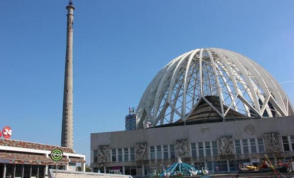 Circus tower. Башня Екатеринбург у цирка. Купол цирка Екатеринбург. Башня около цирка Екатеринбург. Здание возле цирка Екатеринбург.