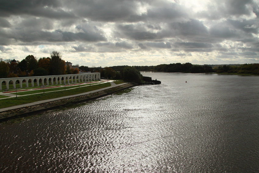 Река в новгороде. Река Волхов Великий Новгород. Новгород, Волхов река Великий Новгород. Город на реке Волхов. Волхов Новгород река набережная.