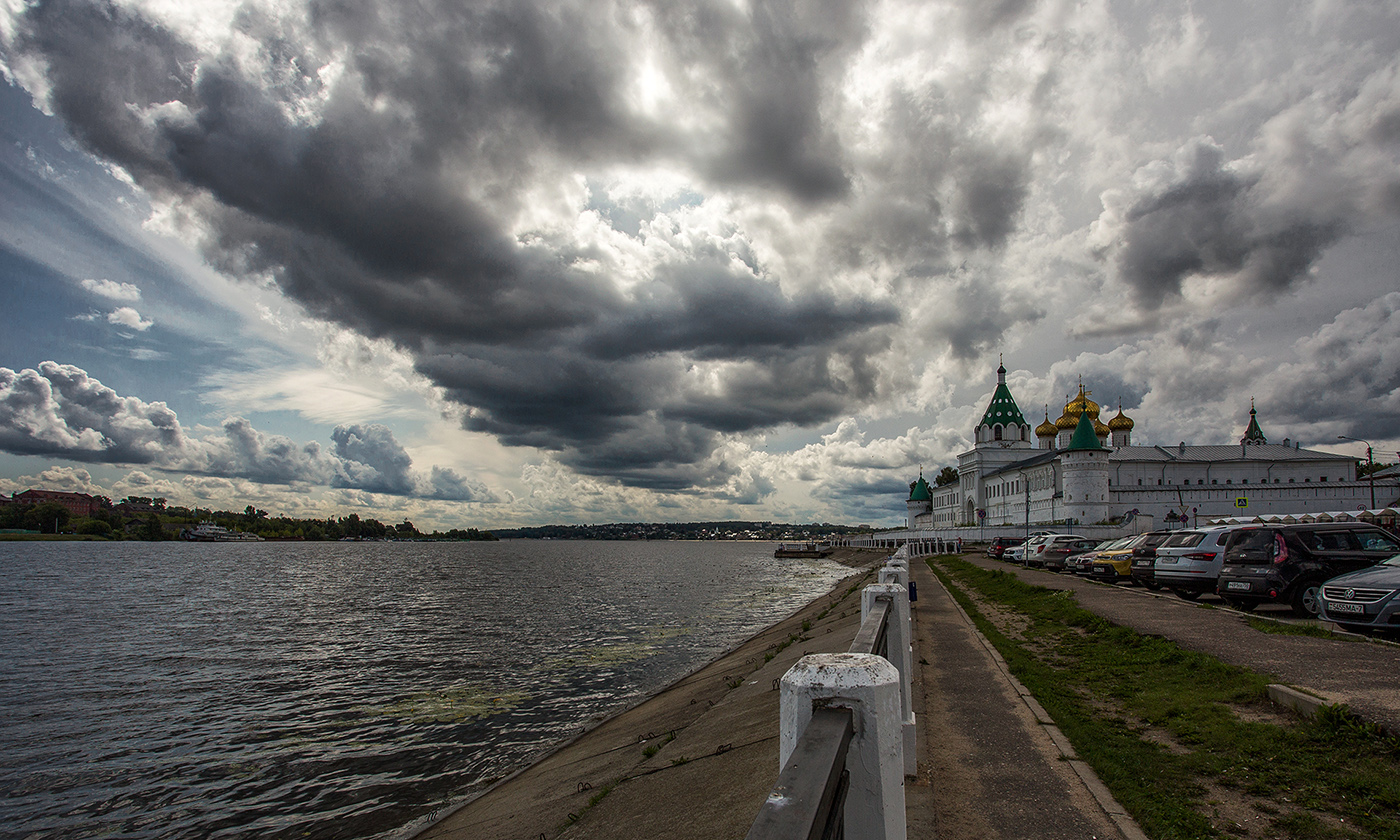 Лучше кострома. Кострома х монастырь на реке. Кострома современный вид. Современная Кострома в фотографиях. Место красоты Кострома.