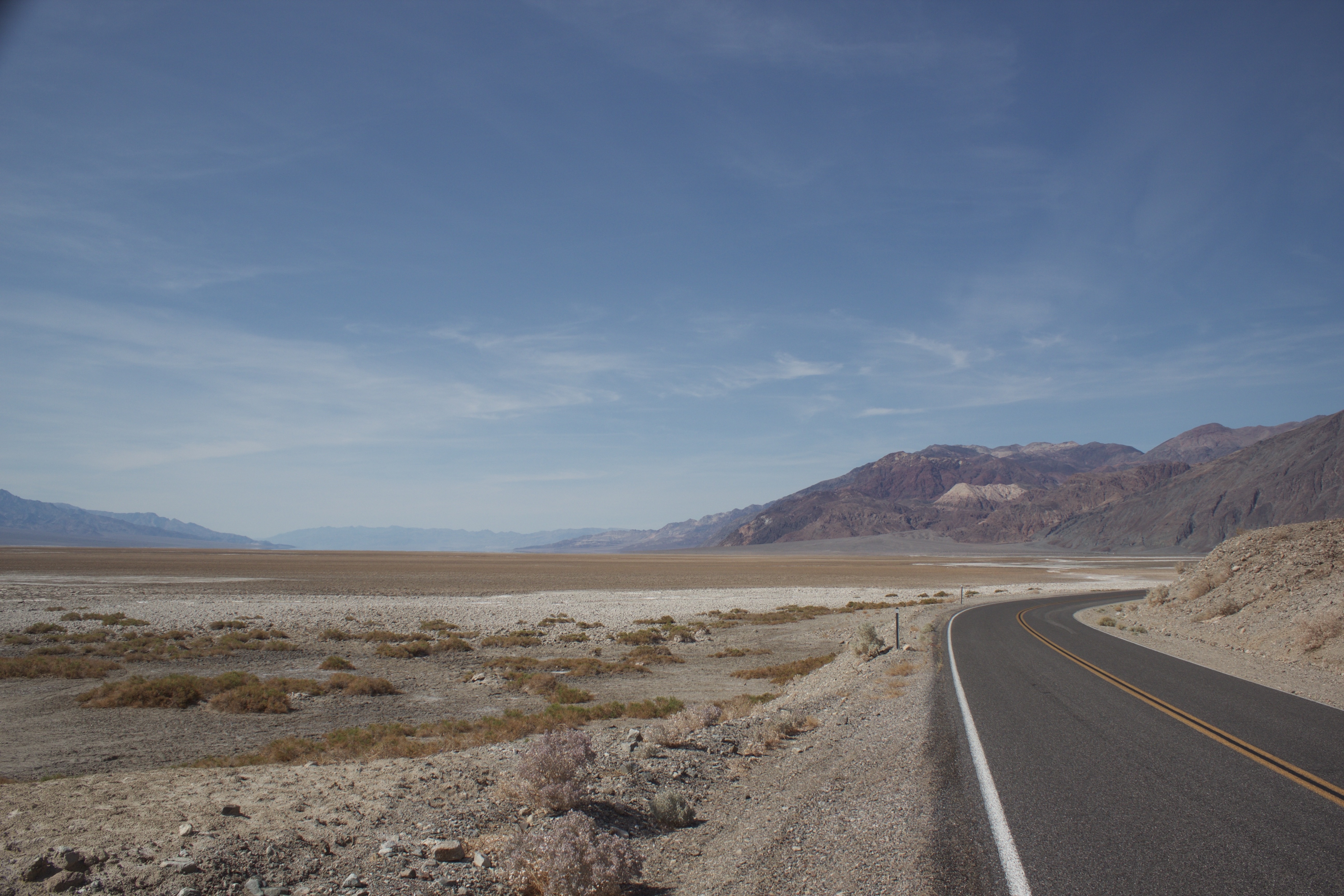 Долин время. Долина смерти Калифорния дорога. Калифорния пустынная дорога. Дорога в калифорнийской пустыне. Калифорния пустыня дорога 2006.