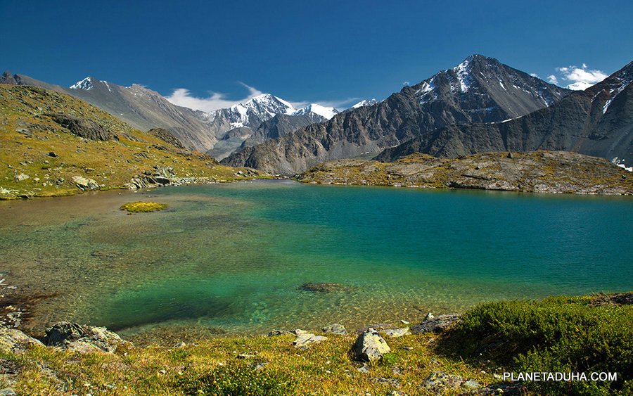 Кристально-бирюзовая вода высокогорных озер Алтая