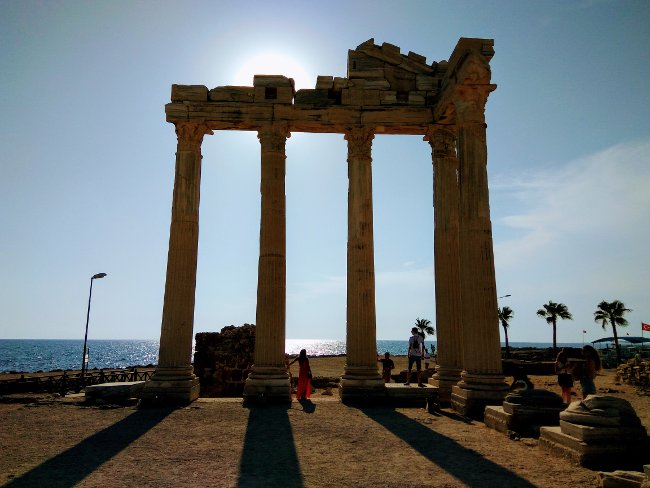 Руины храма Аполлона в Сиде