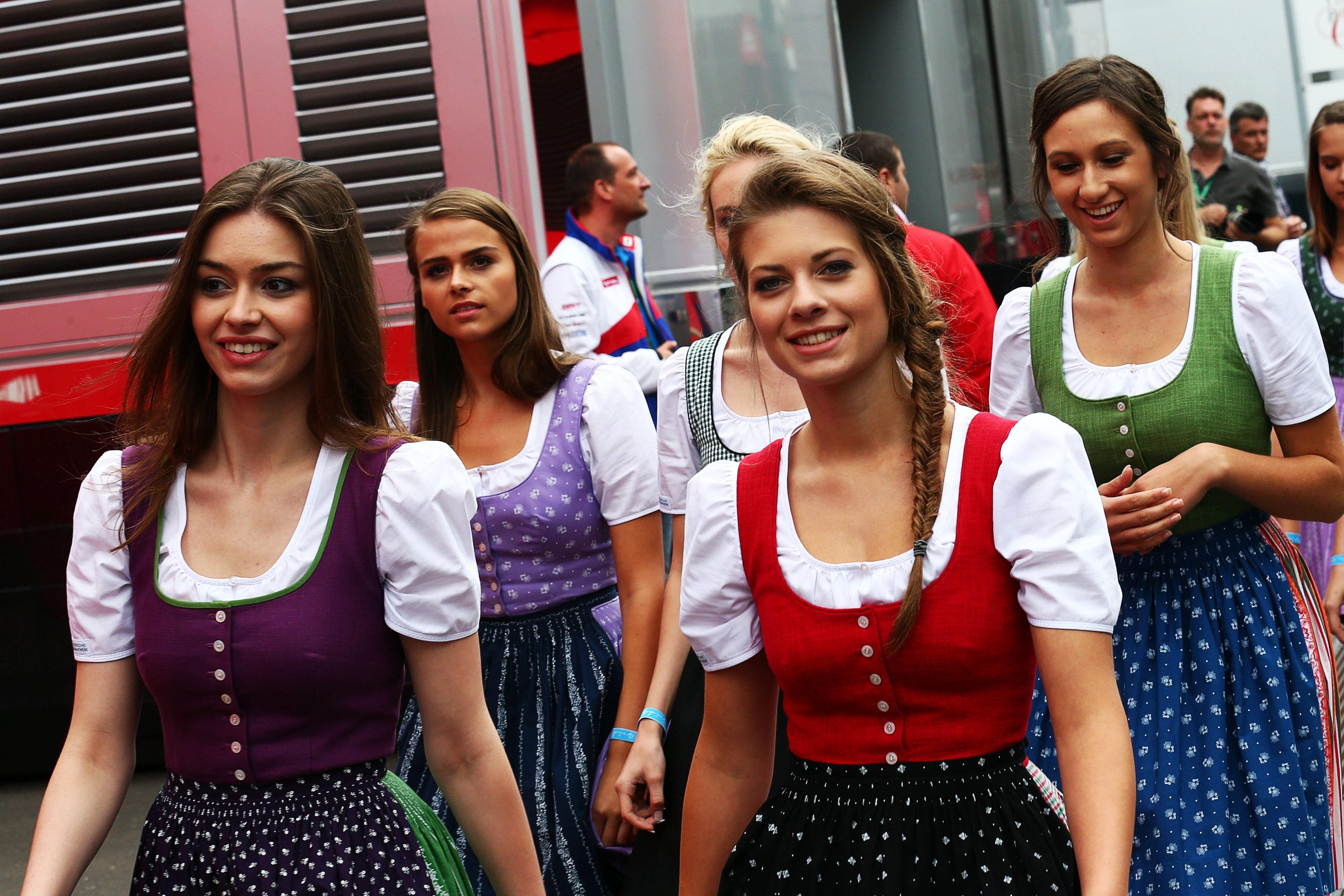 Немецкие люди фото. Женщины Германии. Австрийские девушки. Немецкие женщины. Немецкие девушки фото.