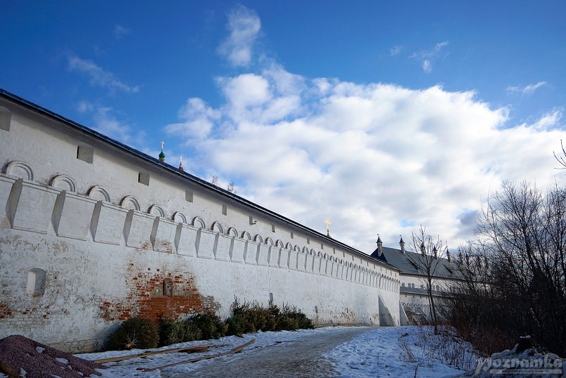 Стены Саввино-Сторожевского монастыря в Звенигороде