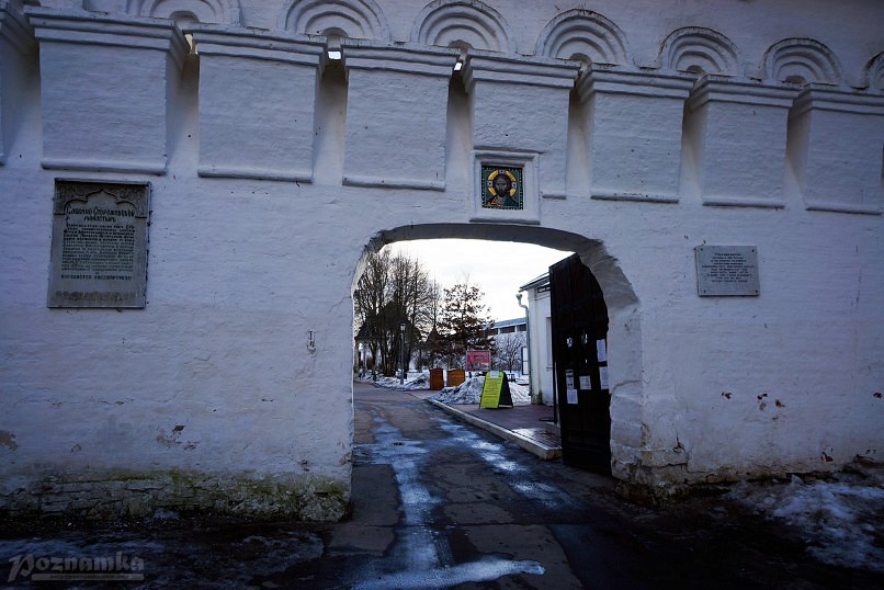 Боковые ворота Саввино-Сторожевского монастыря в Звенигороде