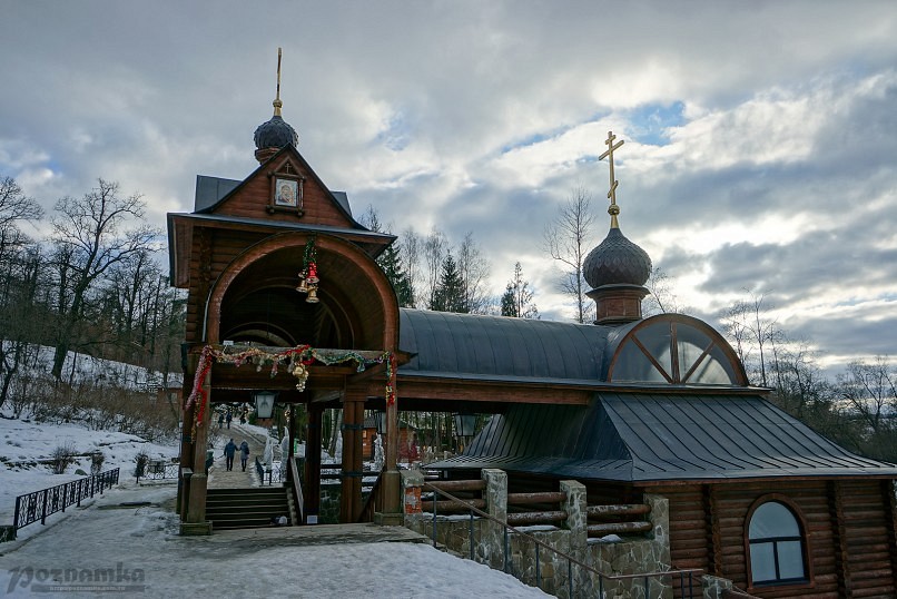 Деревянная часовня над Святым источником - купальней преподобного Саввы Сторожевского в Звенигороде