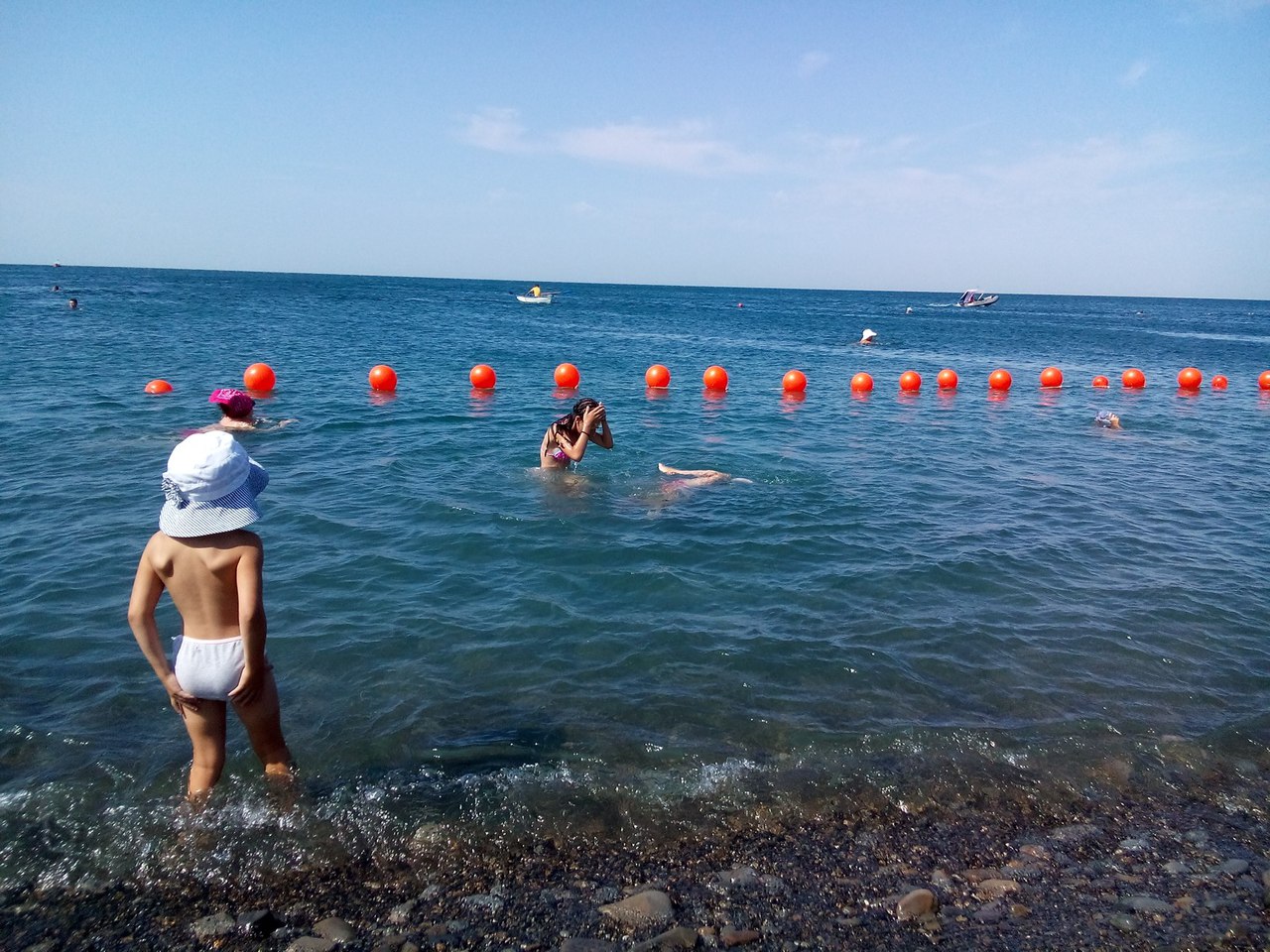 Погода сукко на 10 дней точный. Сукко море цветет. Пляжи Сукко цветет море. Море в Сукко в августе. Вода на пляже в Сукко.