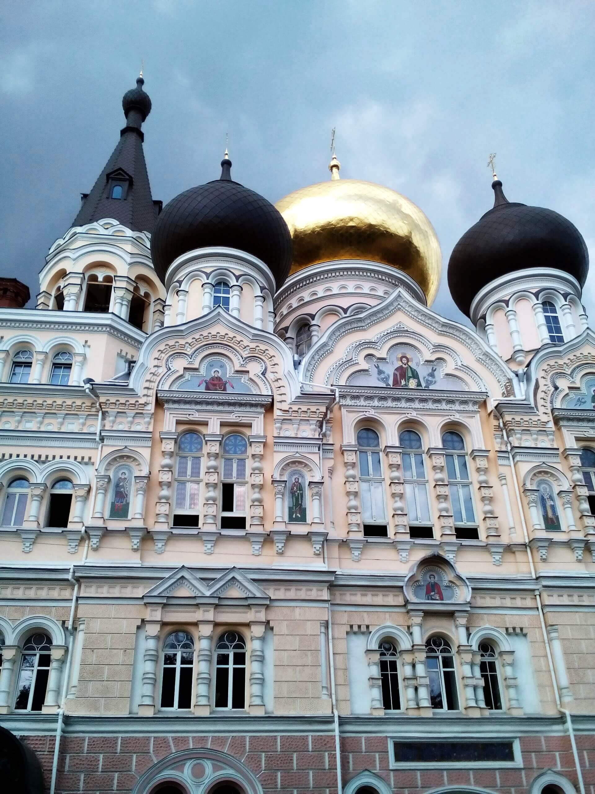 Какие мужские монастыри. Одесса Пантелеимоновский монастырь. Пантелеймоновский собор Одесса. Свято-Пантелеймоновский мужской монастырь. Мужской монастырь в Одессе.