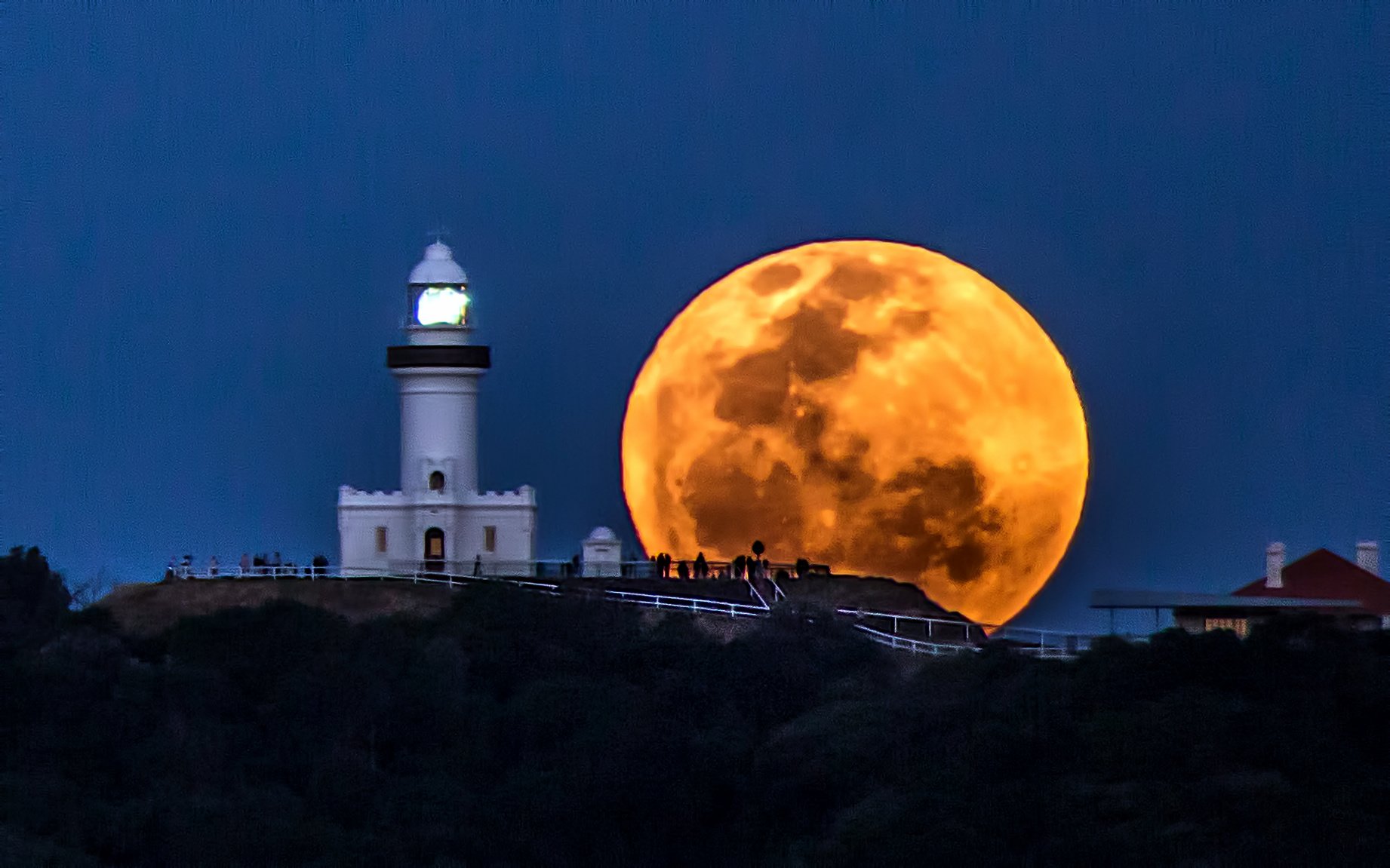 России луна сегодня. Луна. Оранжевая Луна. Огромная Луна. Огромная оранжевая Луна.