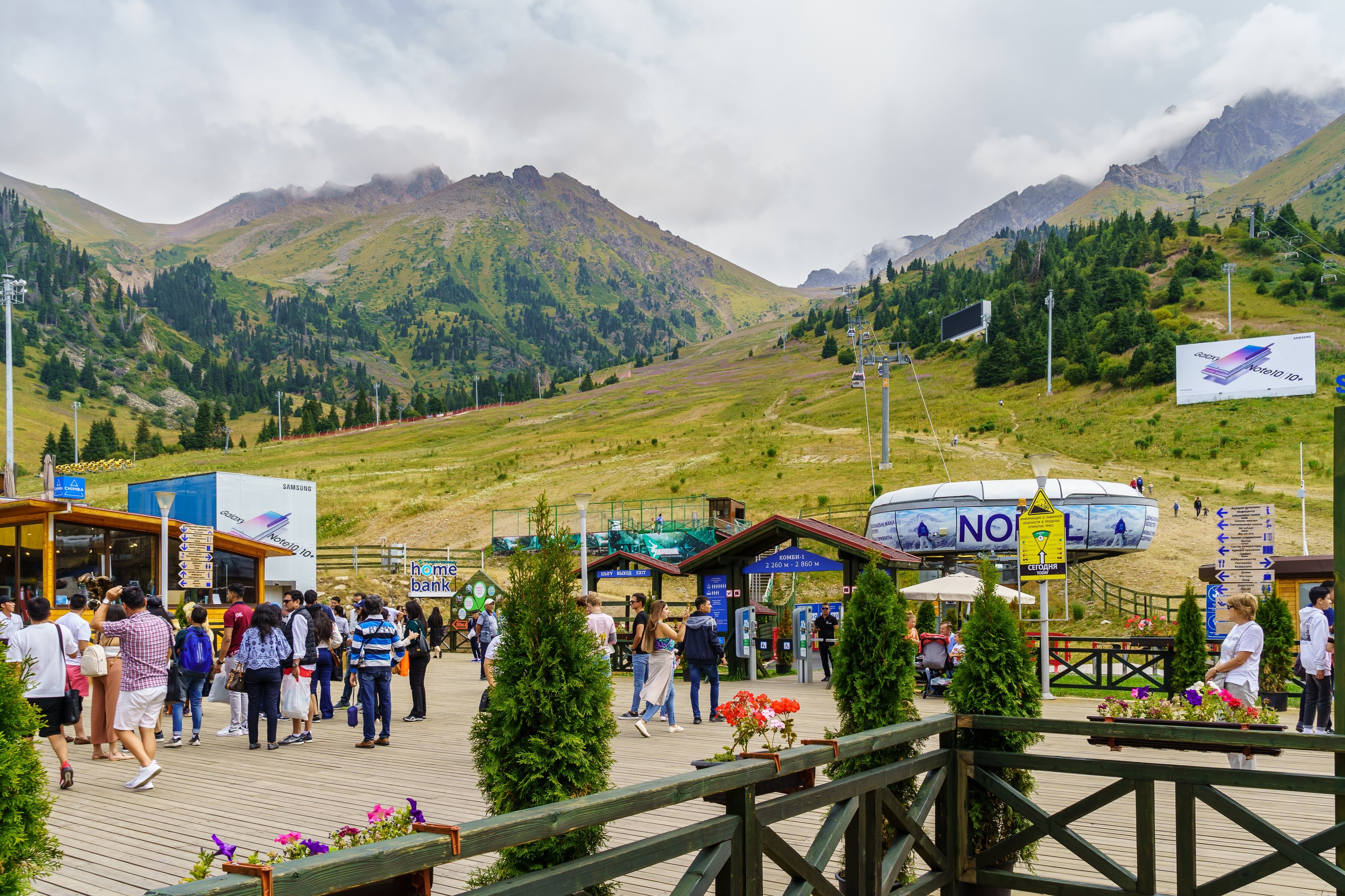 Shymbulak mountain. Чимбулак Алма-Ата. Гора Чимбулак в Алматы. Алматы горы Шымбулак. Чимбулак Алматы летом.