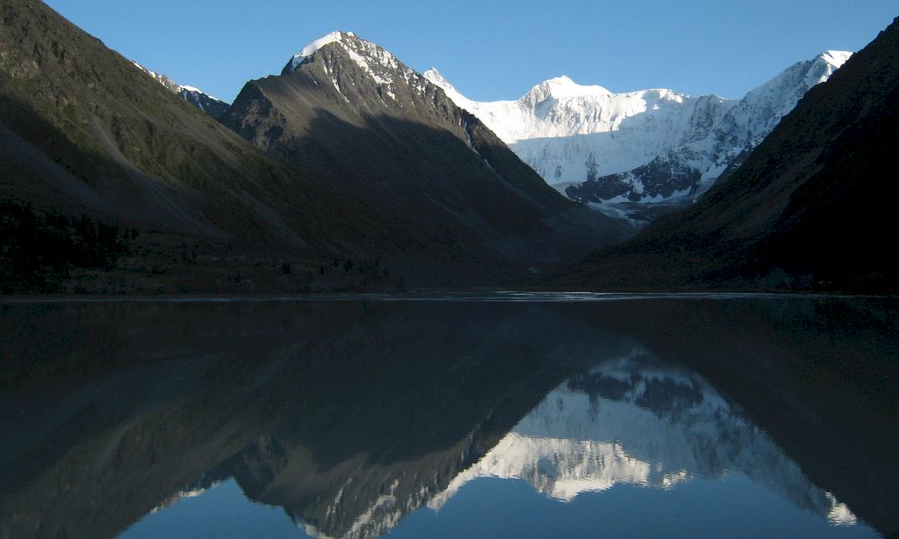 Гора Белуха в отражении озера Аккем