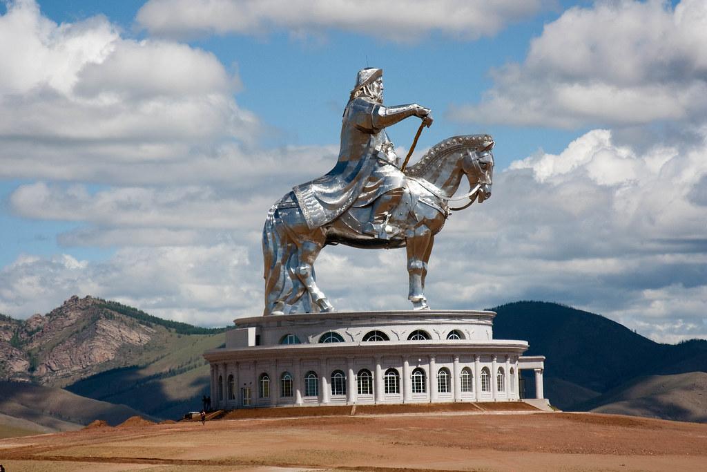 Главный в монголии. Статуи в Улан Баторе. Статуя Чингисхана в Улан-Баторе. Статуя Чингисхана в Цонжин-Болдоге Монголия.