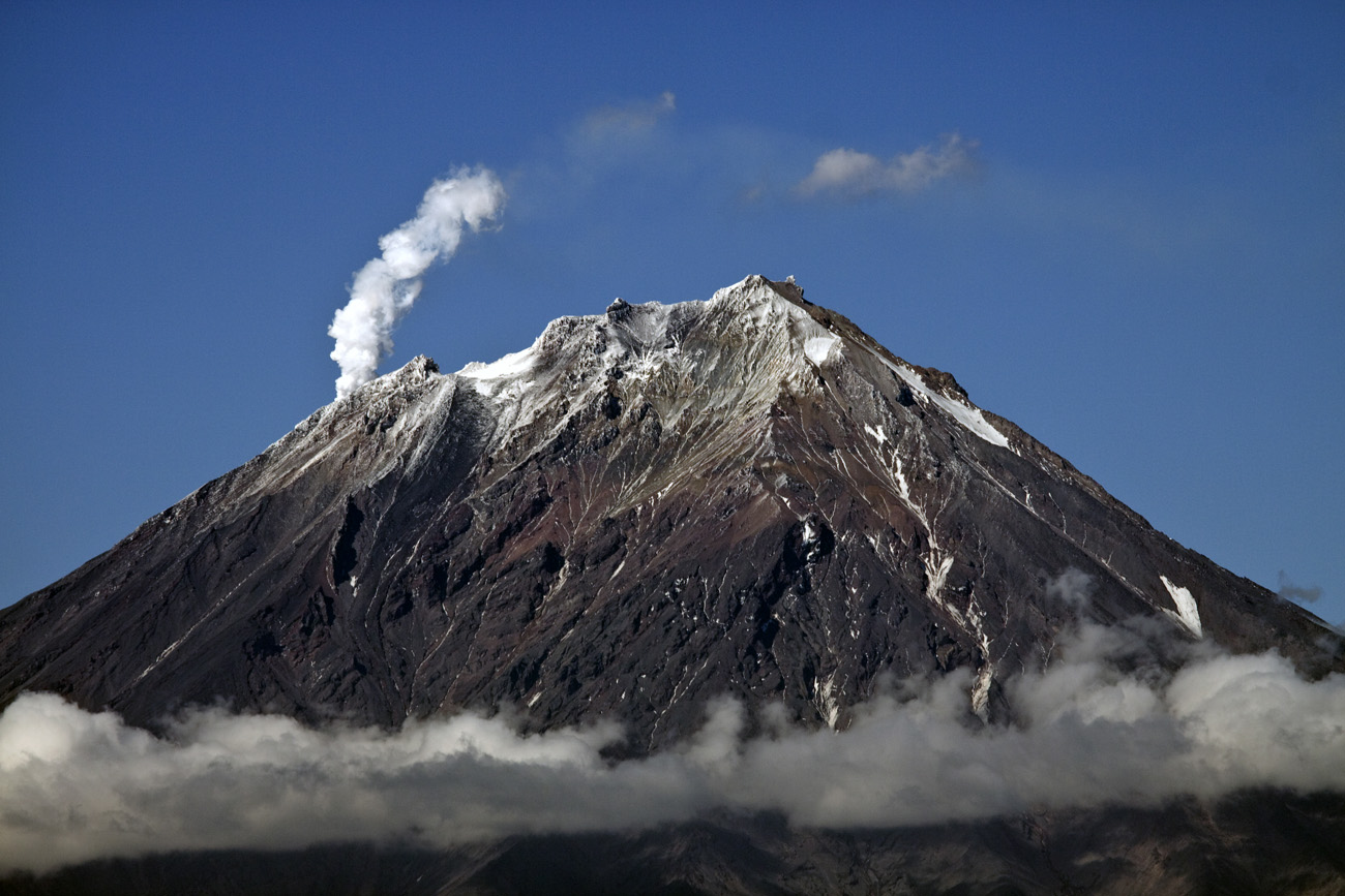 Volcanoes mountains. Вулкан Корякская сопка извержение. Вулканы Камчатки Авачинская сопка. Корякский вулкан Камчатка. Извержение Корякского вулкана на Камчатке.