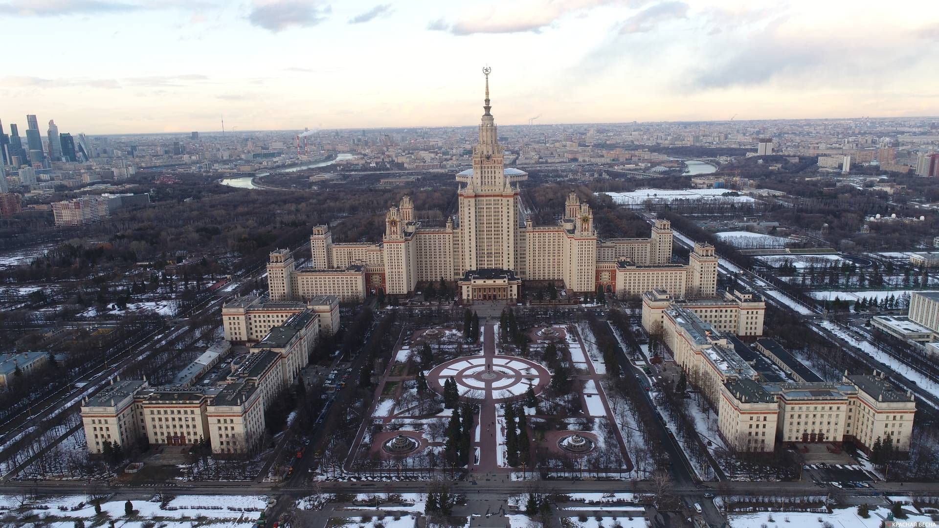 Как выглядит мгу. МГУ им Ломоносова. МГУ Москва вид сверху. Панорамы Москвы МГУ шпиль. МГУ имени Ломоносова вид сверху.