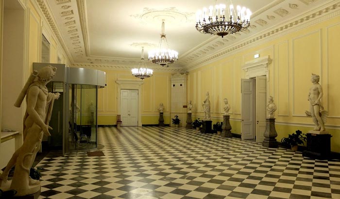 Скульптурный зал Михайловского зала