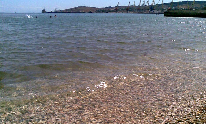 Пляж "Камешки" с видом на Морокой порт