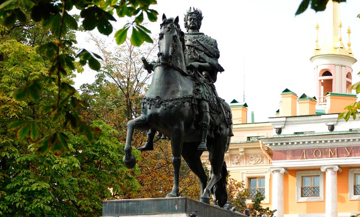 Памятник Петру Первому около Михайловского замка