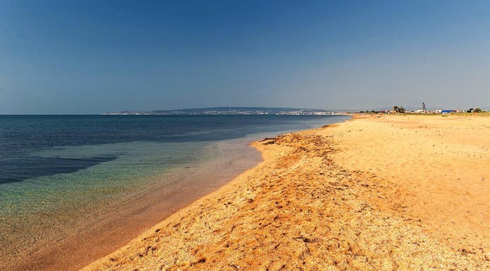 Линия загородных пляже "Золотые пески" тянется до поселка Береговое