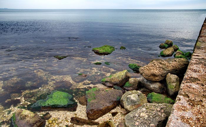 Суворинские камни - малопосещаемый, но уютный и обособленный пляж