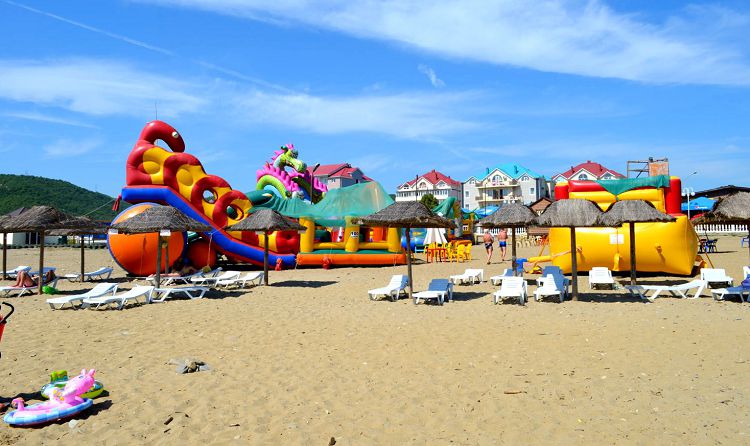 В Лермонтово пляжное покрытие преимущественно песчаное