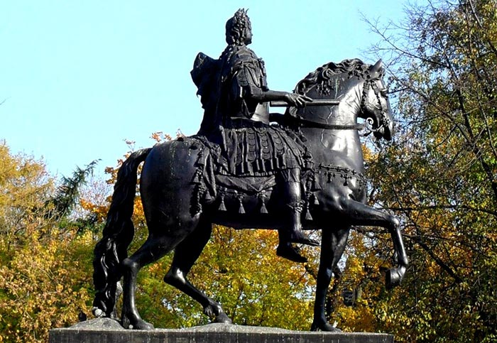 Памятник Петру Первому сбоку