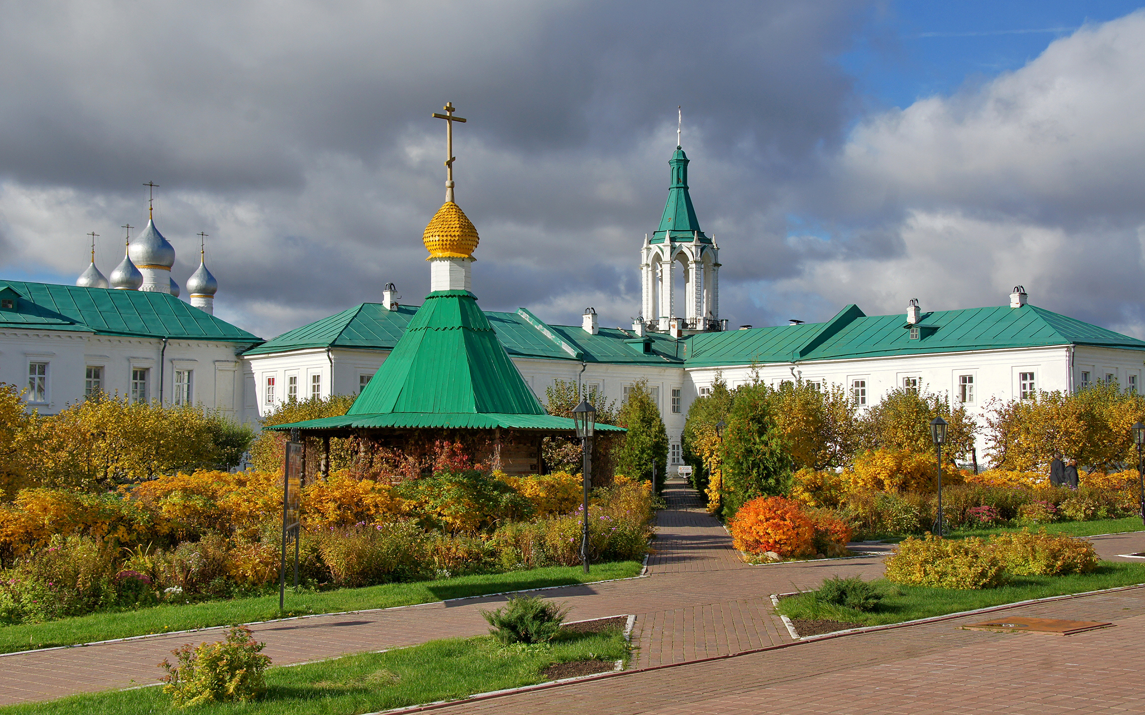 Фотографии монастырей. Псково-Печерский монастырь. Монастырь Троице-Сергиева Лавра. Псково-Печерский монастырь осенью. Кирилло-Белозерский монастырь.