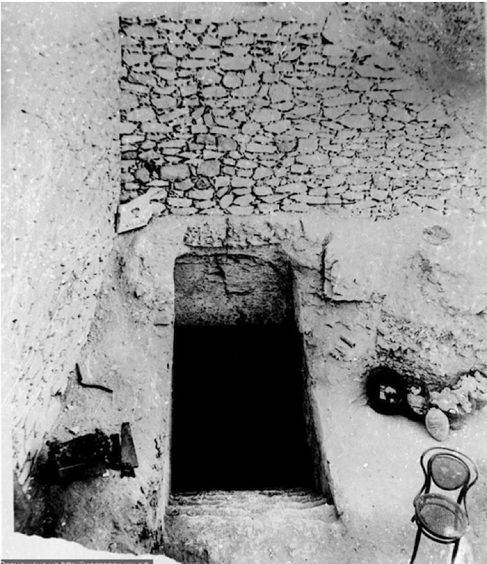 Лестница, ведущая в гробницу Тутанхамона. Такой ее увидели археологи из команды Говарда Картера. 