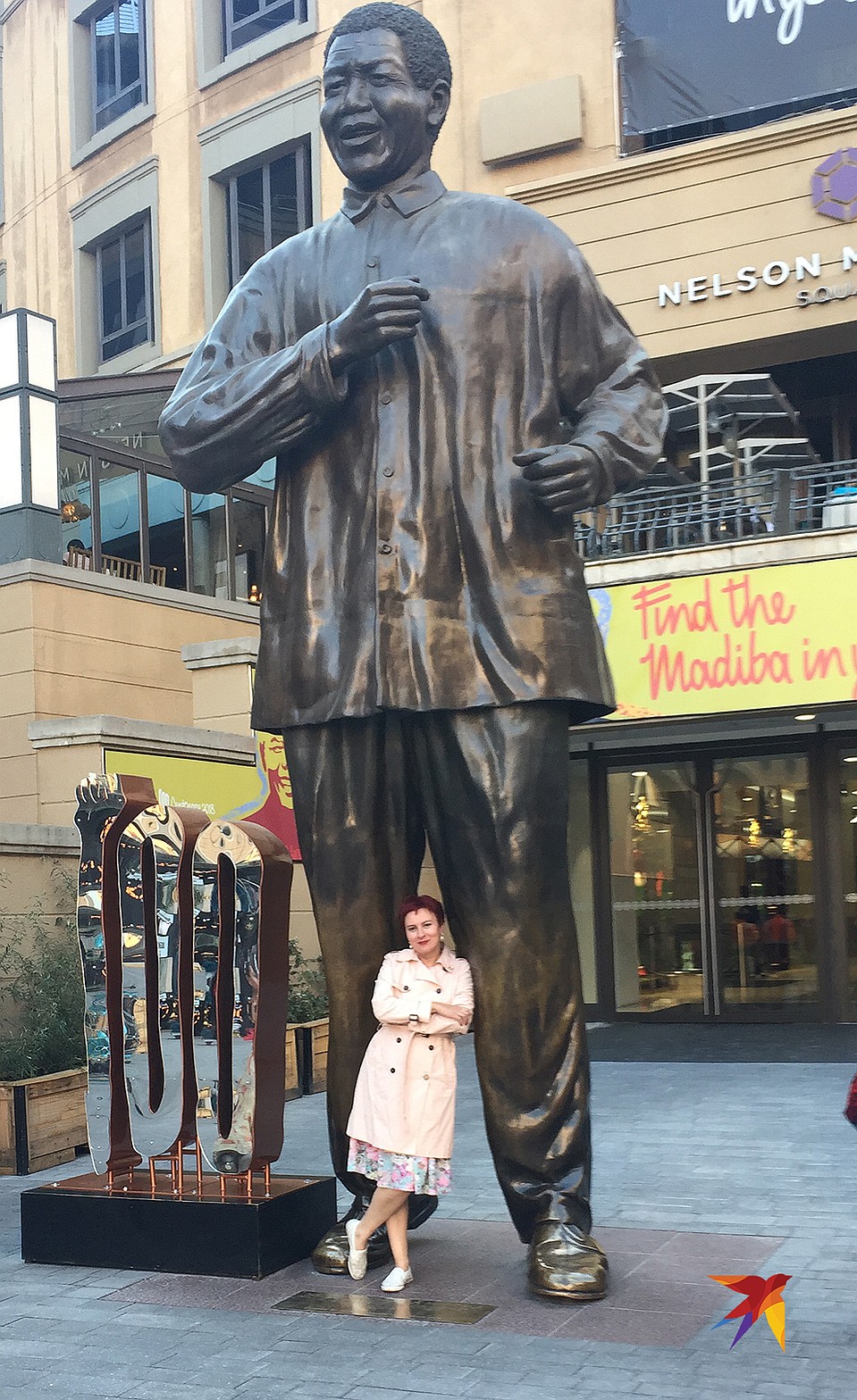 Дарья Асламова у памятника Нельсону Манделе. Йоханнесбург. Фото: Дарья АСЛАМОВА