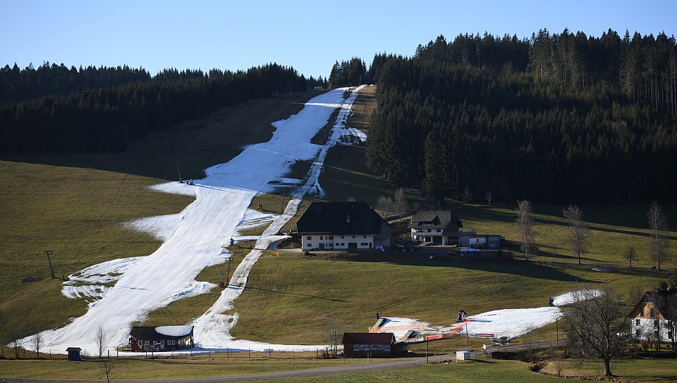 В Альпах горнолыжный сезон оказался сорван из-за теплой погоды, не спас даже искусственный снег. Фото: GLOBAL LOOK PRESS