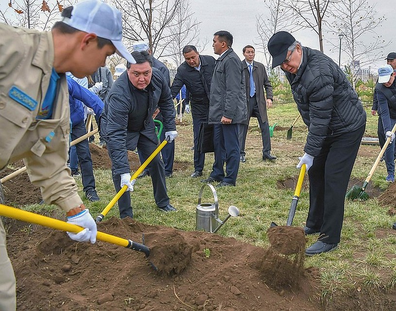 Президент Казахстана Касым-Жомарт Токаев на субботнике по озеленению столицы. Фото: Пресс-служба Президента Казахстана 