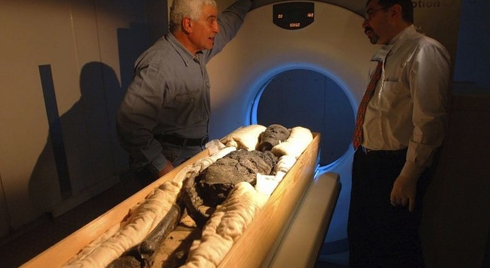Тутанхамон в томографе на песке, в котором долгие годы скрывался его пенис. 