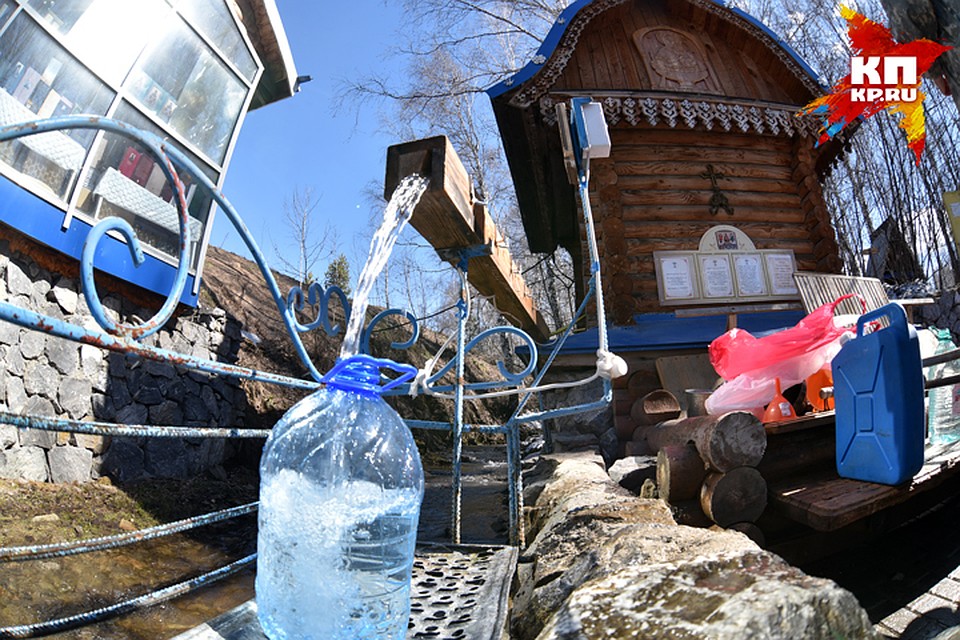 Воду из источника набирают в большие бутыли, чтобы хватило надолго. Фото: Влад КОМЯКОВ