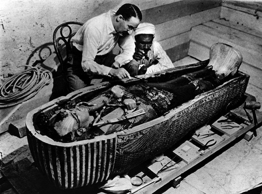 Говард Картер у саркофага с фараоном. 