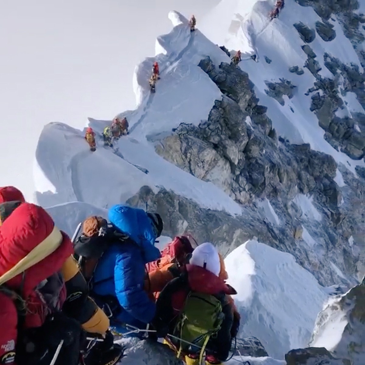 Сколько по времени подниматься на эверест. Очередь на Эверест 2019. Эверест покорение вершины. Вершины: Джомолунгма (Эверест), Эльбрус.. Эверест гора восхождение.