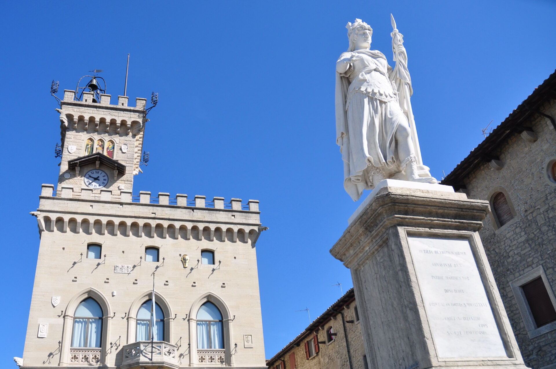 Сан марино буквы. Правительственный дворец Сан Марино. Сан Марино архитектура. Сан Марино площадь. Парламент Сан Марино.