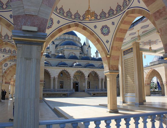 Двор мечети Источник: Википедия