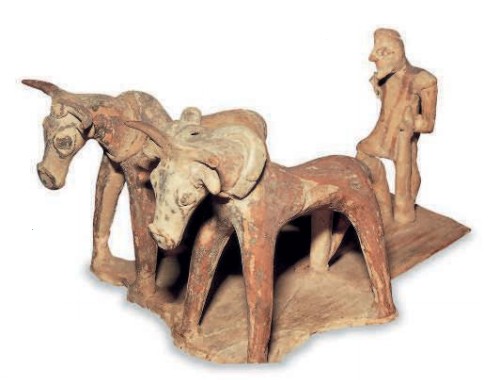 Терракотовая фигурка из Фив изображает землепашца с двумя волами