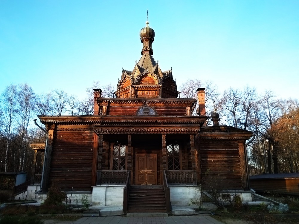 Храм тихона. Храм Тихона Задонского в Москве. Церковь Тихона Задонского в Сокольниках. Храм Тихона Задонского в Сокольниках внутри. Деревянный храм святителя Тихона Задонского Лямин.